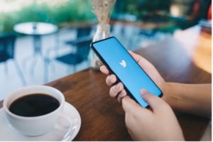 social media content agency image of iphone using Twitter